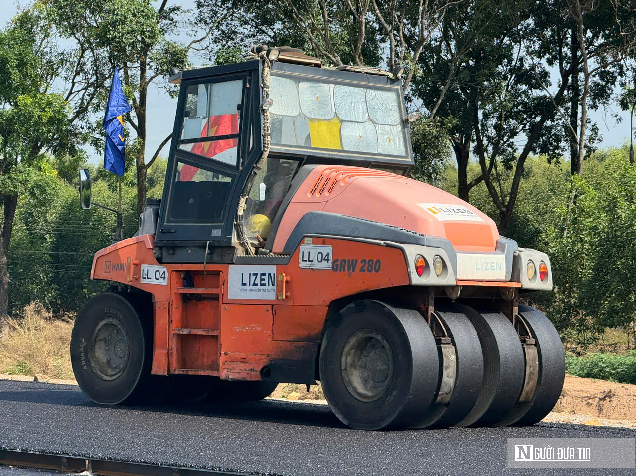 Cao tốc Biên Hòa - Vũng Tàu đoạn qua Đồng Nai: Cận cảnh những mét thảm nhựa đầu tiên - Ảnh 11.