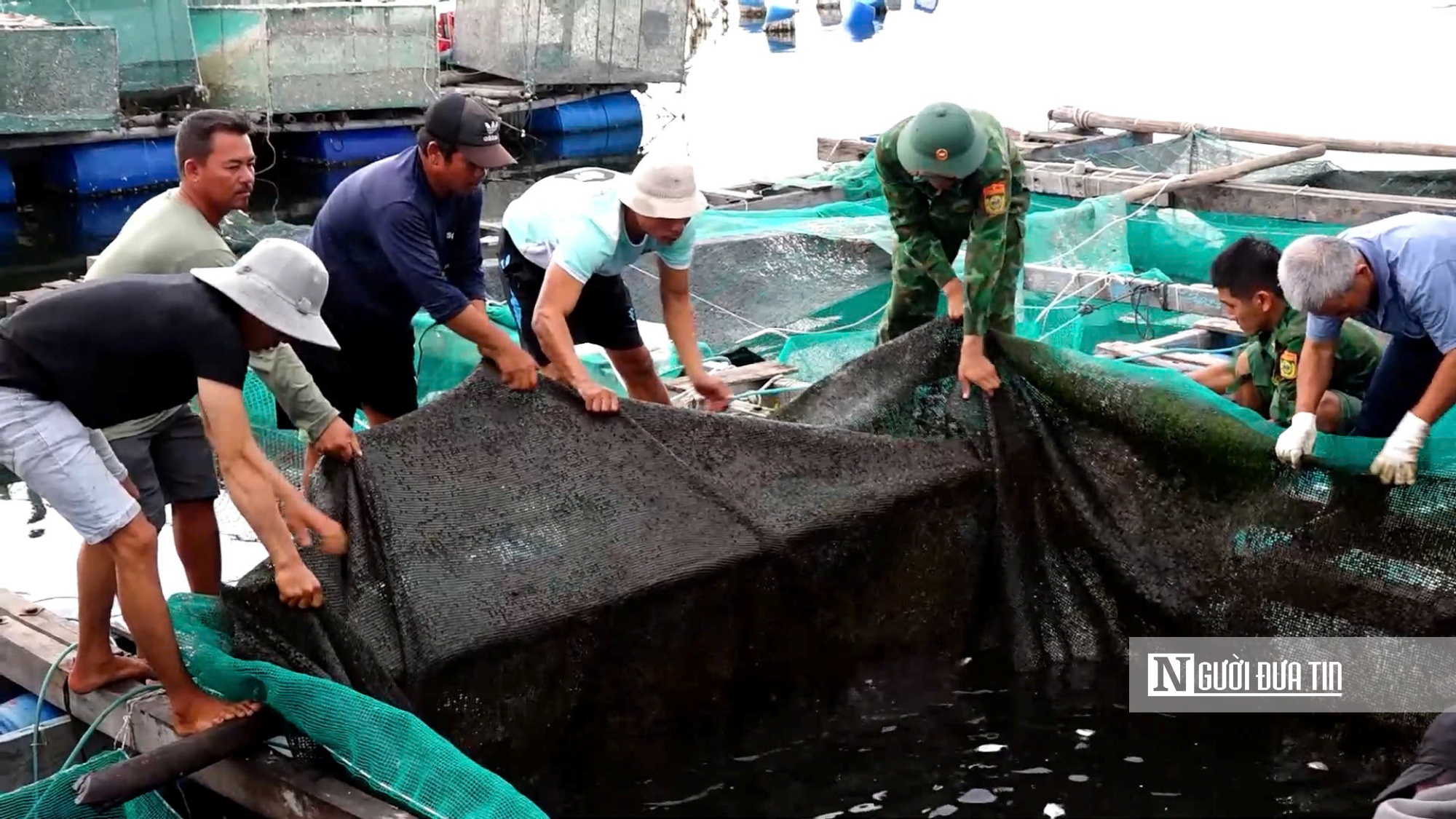 Ngư dân và lực lượng chức năng thu gom rác thải từ các lồng nuôi thủy sản. Ảnh: Bảo Lâm