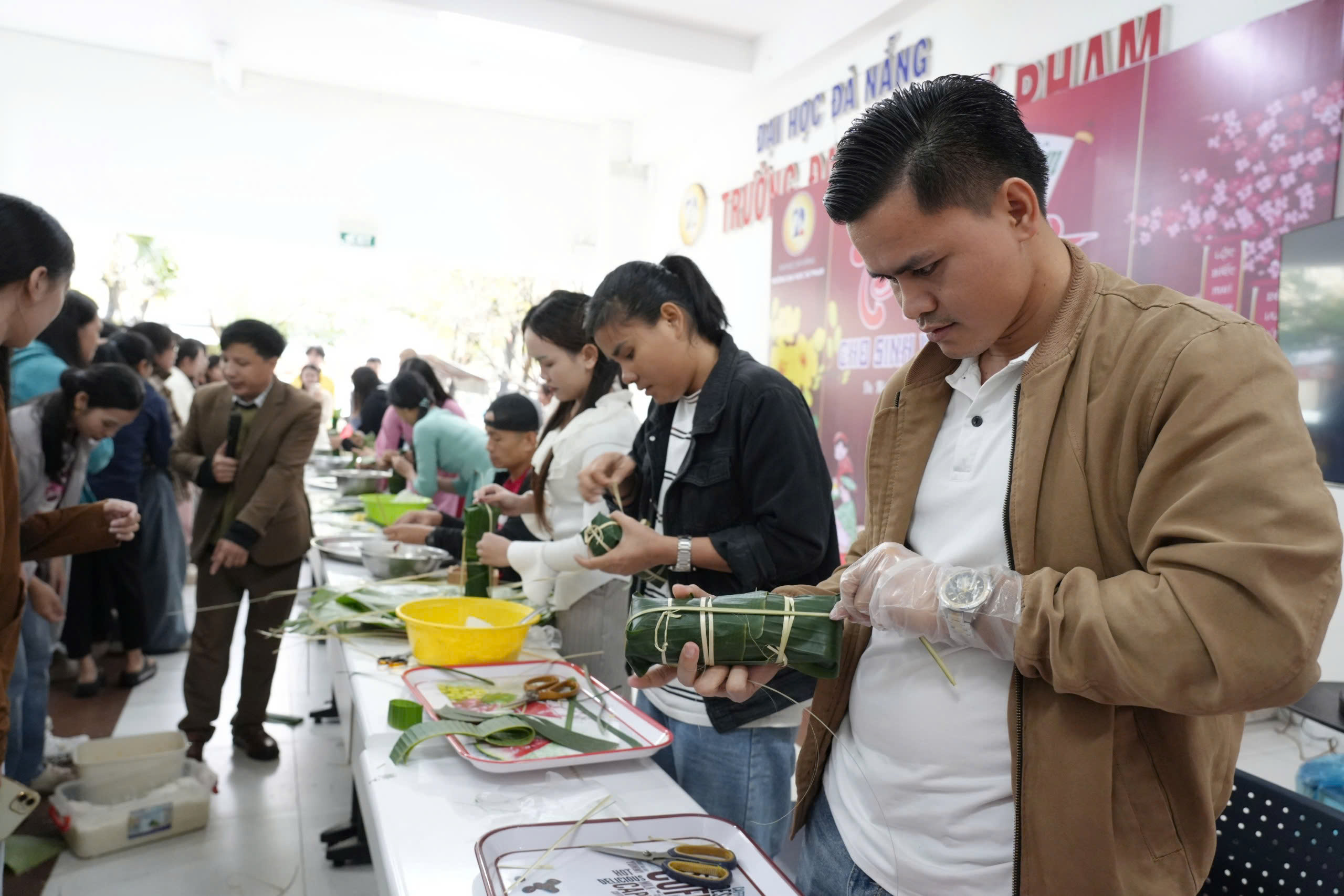 Thầy Nguyễn Văn Hiếu, Phó Hiệu trưởng Trường Đại học Sư phạm – Đại học Đà Nẵng, chia sẻ, chương trình Trải nghiệm Tết Việt Ất Tỵ là cơ hội để các bạn lưu học sinh quốc tế không chỉ hiểu biết về Tết Nguyên Đán mà còn được tham gia vào các hoạt động truyền thống đặc sắc của dân tộc Việt Nam.