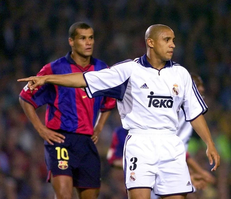 Roberto Carlos thi đấu cho Real Madrid trong trận đấu với đồng đội Rivaldo ở Barcelona và đội tuyển Brazil vào tháng 10/2000. (Ảnh: Getty Images)