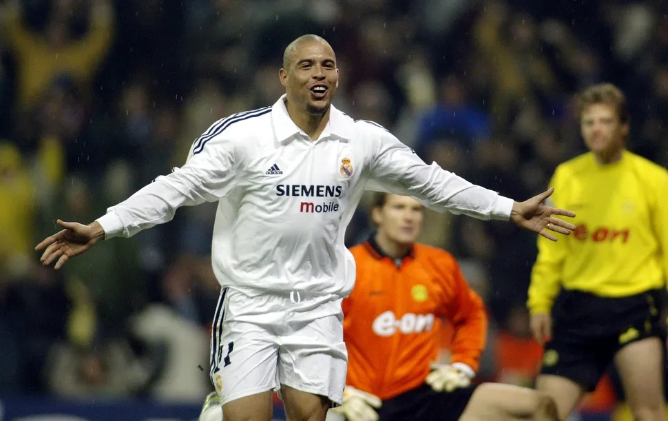 Ronaldo ăn mừng bàn thắng cho Real Madrid vào lưới Borussia Dortmund vào tháng 2/2003. (Ảnh: Getty Images)