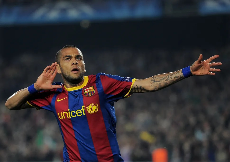 Dani Alves ăn mừng bàn thắng cho Barcelona vào lưới Shakhtar Donetsk vào tháng 4/2011. (Ảnh: Getty Images)