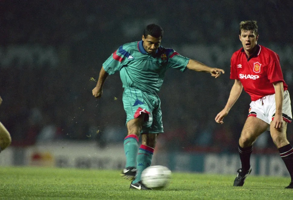 Romario thi đấu cho Barcelona trong trận đấu với Manchester United vào tháng 10/1994. (Ảnh: Getty Images)