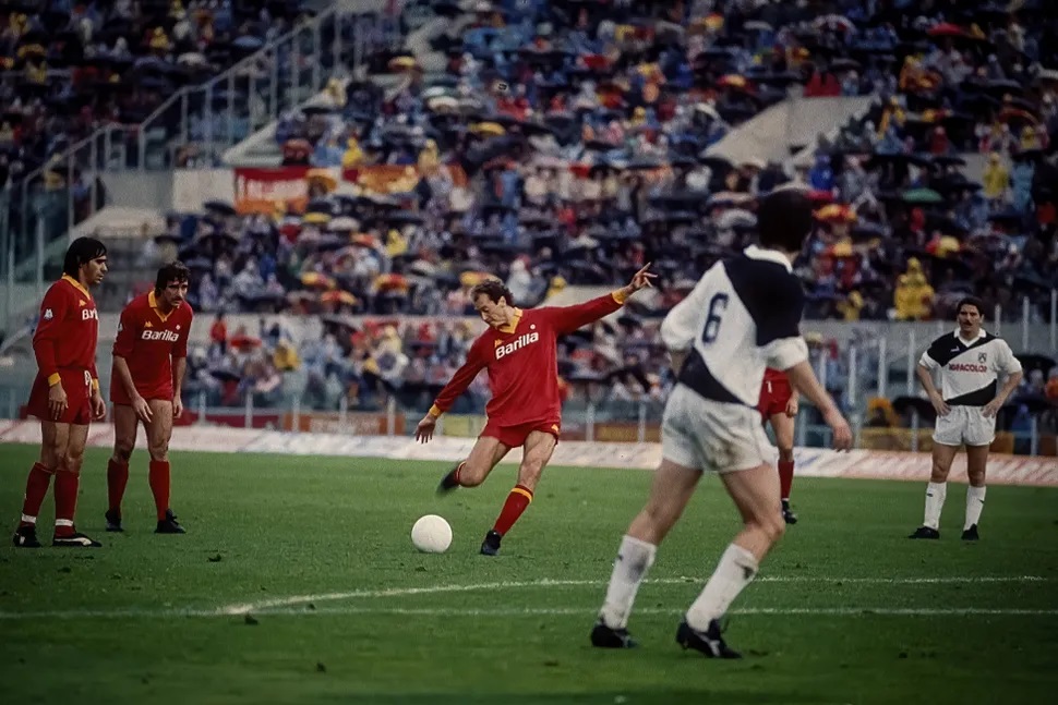 Falcao thực hiện cú đá phạt cho Roma trong trận đấu với Udinese vào tháng 12/1984. (Ảnh: Getty Images)