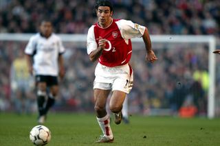 Robert Pires chơi cho Arsenal đấu với Fulham, năm 2003