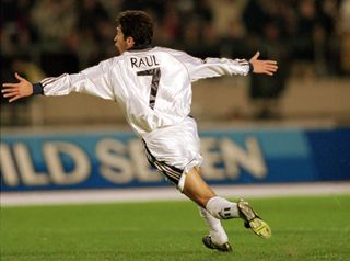 Raul ăn mừng sau khi ghi bàn cho Real Madrid trước Vasco da Gama tại Cúp Liên lục địa năm 1998