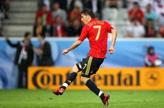 David Villa ghi bàn cho Tây Ban Nha trong trận đấu với Nga tại Euro 2008