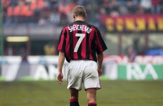 Một bức ảnh chụp từ phía sau Andriy Shevchenko đang chơi cho Milan năm 2003