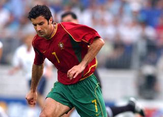 Luis Figo chơi cho đội tuyển Bồ Đào Nha tại World Cup 2002