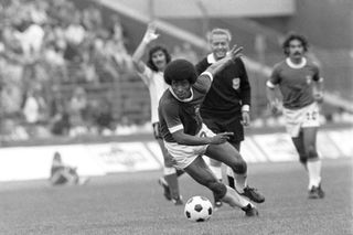 Jairzinho chơi cho Brazil đấu với Argentina tại World Cup 1974