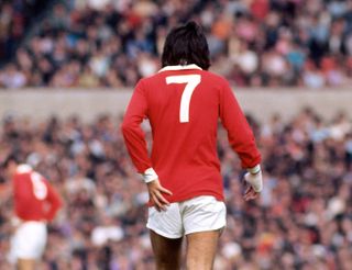 Một bức ảnh chụp từ phía sau George Best đang chơi cho Manchester United vào năm 1971