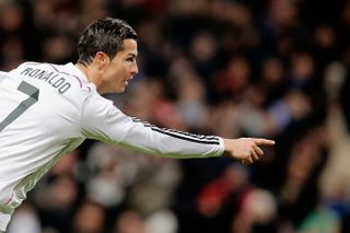 Cristiano Ronaldo ăn mừng sau khi ghi bàn cho Real Madrid, 2014