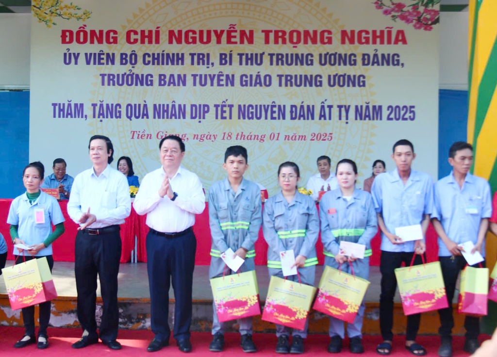 Trưởng Ban Tuyên giáo Trung ương trao quà Tết cho công nhân tại Tiền Giang- Ảnh 1.