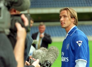 Bolo Zenden được ra mắt sau khi ký hợp đồng với Chelsea từ Barcelona, năm 2001