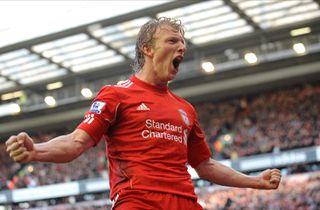 Dirk Kuyt ăn mừng sau khi ghi hat-trick cho Liverpool trước Manchester United tại Anfield, năm 2011