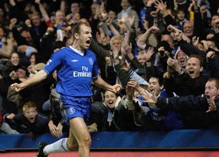 Arjen Robben ăn mừng sau khi ghi bàn cho Chelsea trước Everton, năm 2004