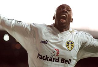 Jimmy Floyd Hasselbaink ăn mừng sau khi ghi bàn cho Leeds United trước Blackburn Rovers, năm 1998