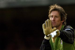 Thủ môn Edwin van der Sar của Fulham ra lệnh cho các hậu vệ của mình trong một trận đấu, năm 2004