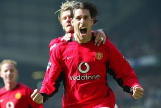 Ruud van Nistelrooy ăn mừng sau khi ghi bàn cho Manchester United trước Fulham, năm 2003