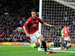 Robin van Persie ăn mừng sau khi ghi bàn cho Manchester United trước Aston Villa, năm 2013