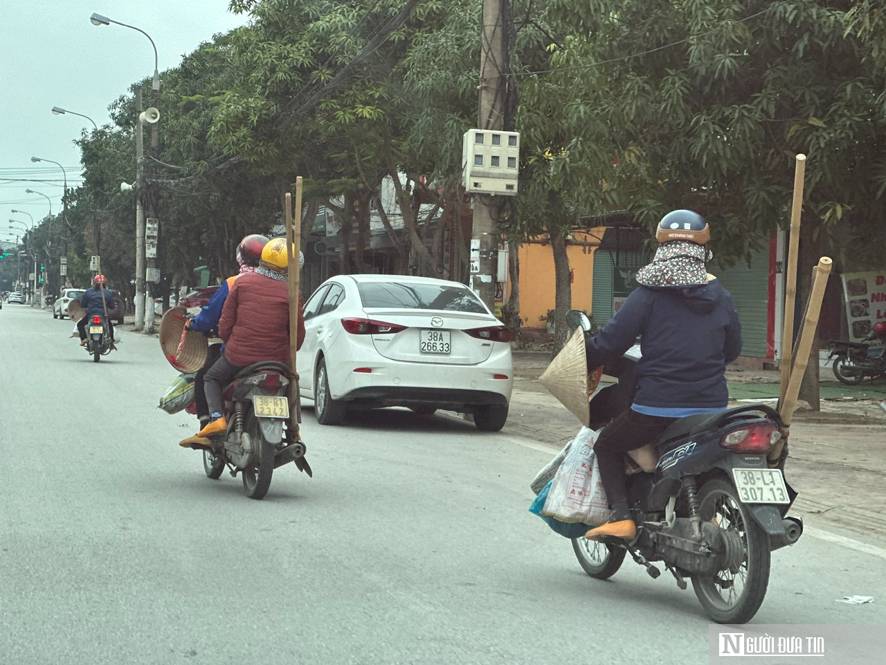 Phận đời lam lũ của những người phụ nữ mưu sinh trên vỉa hè ngày cuối năm- Ảnh 3.