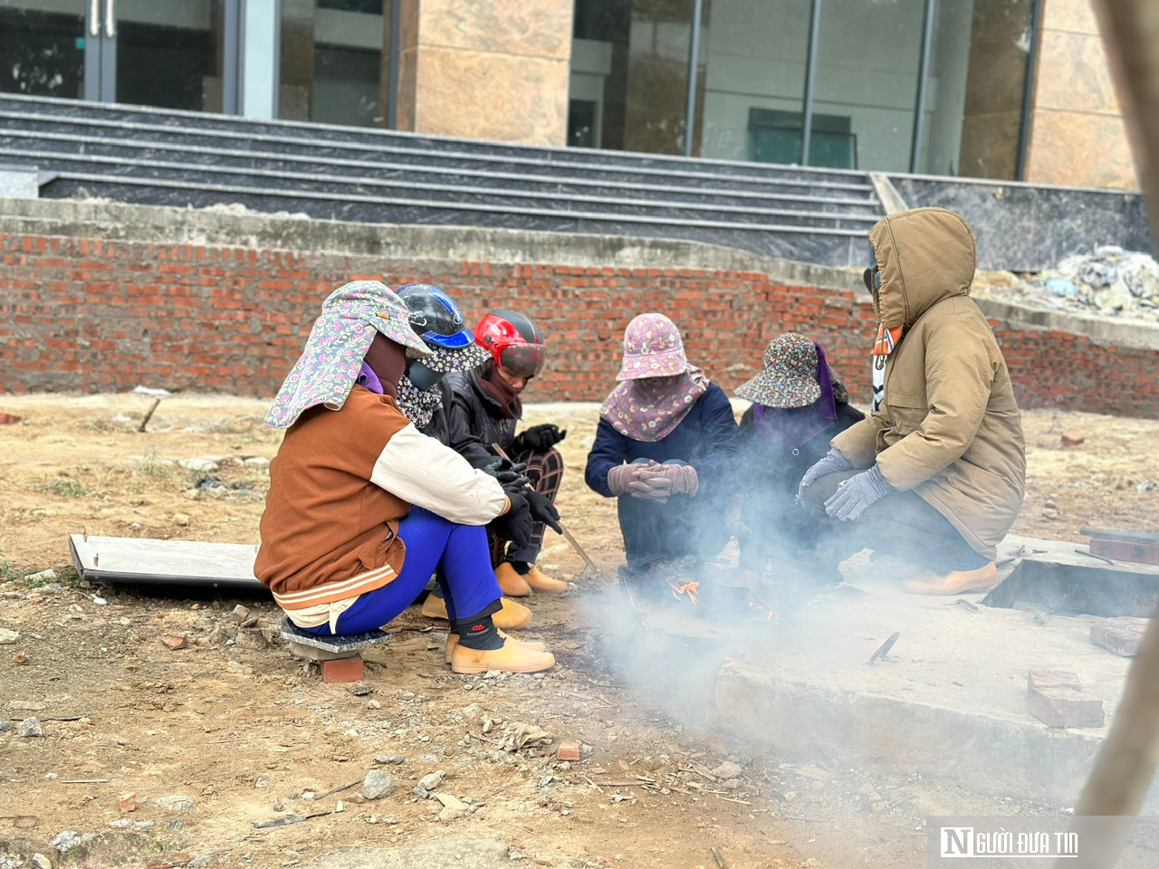 Phận đời lam lũ của những người phụ nữ mưu sinh trên vỉa hè ngày cuối năm- Ảnh 4.