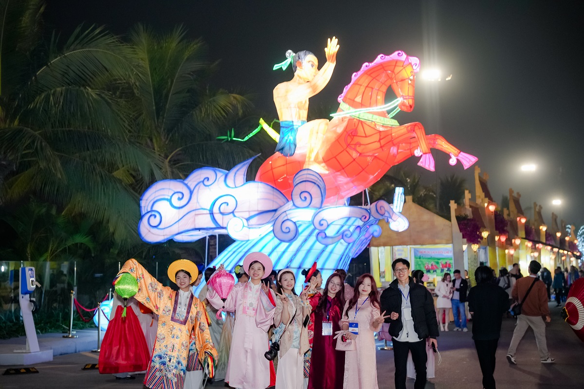 Du khách mê mẩn với Lễ hội đèn lồng hoành tráng chưa từng có ở Việt Nam- Ảnh 4. Du khách mê mẩn với Lễ hội đèn lồng hoành tráng chưa từng có ở Việt Nam- Ảnh 4.