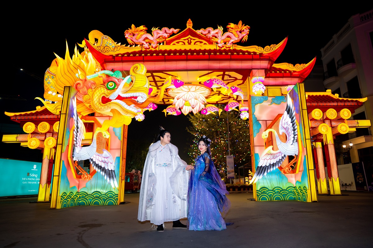 Du khách mê mẩn với Lễ hội đèn lồng hoành tráng chưa từng có ở Việt Nam- Ảnh 5. Du khách mê mẩn với Lễ hội đèn lồng hoành tráng chưa từng có ở Việt Nam- Ảnh 5.