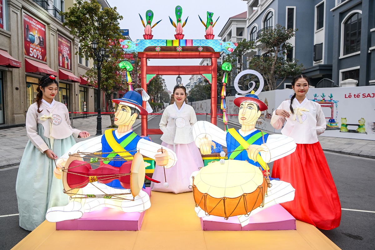 Du khách mê mẩn với Lễ hội đèn lồng hoành tráng chưa từng có ở Việt Nam- Ảnh 6. Du khách mê mẩn với Lễ hội đèn lồng hoành tráng chưa từng có ở Việt Nam- Ảnh 6.