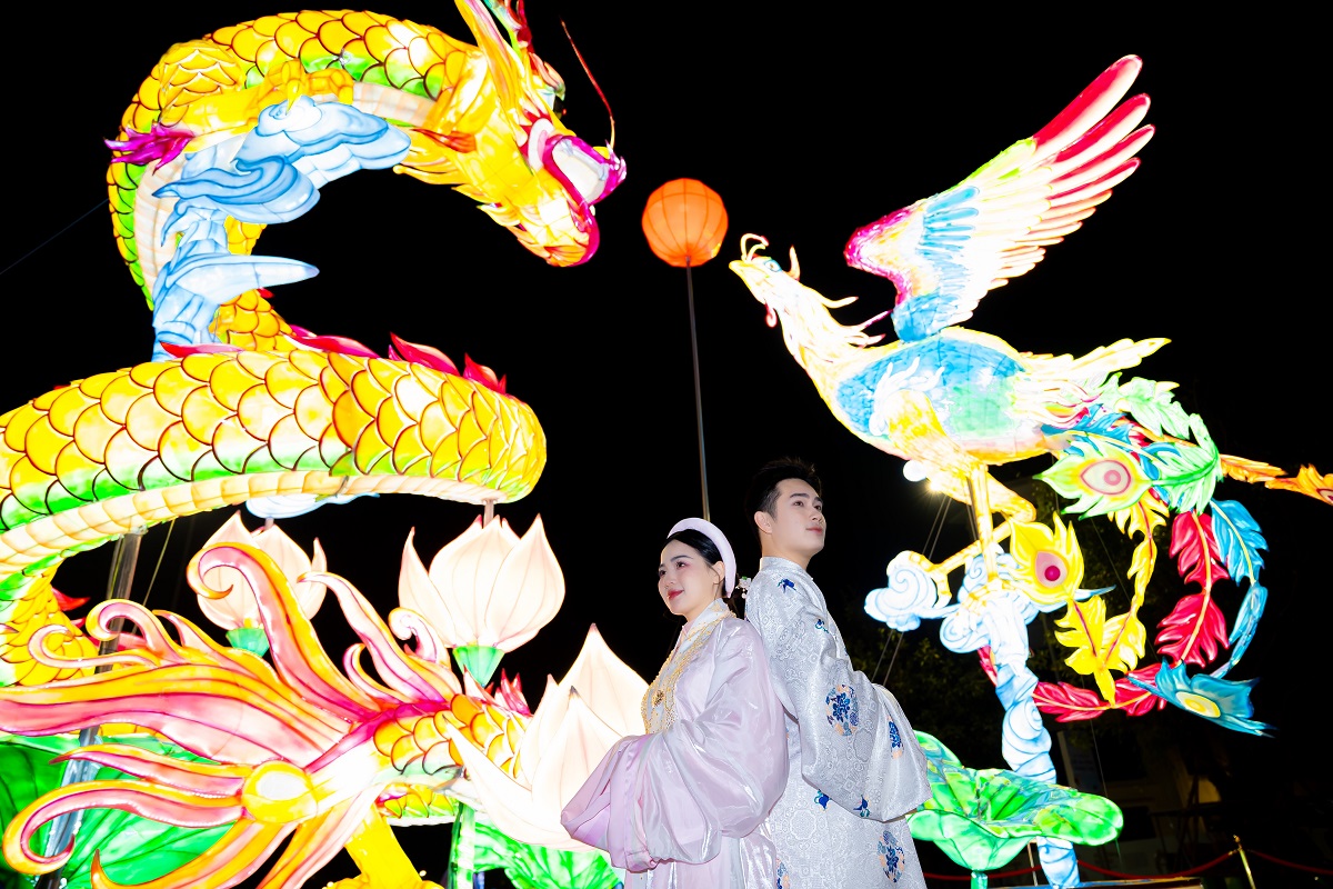 Du khách mê mẩn với Lễ hội đèn lồng hoành tráng chưa từng có ở Việt Nam- Ảnh 7. Du khách mê mẩn với Lễ hội đèn lồng hoành tráng chưa từng có ở Việt Nam- Ảnh 7.