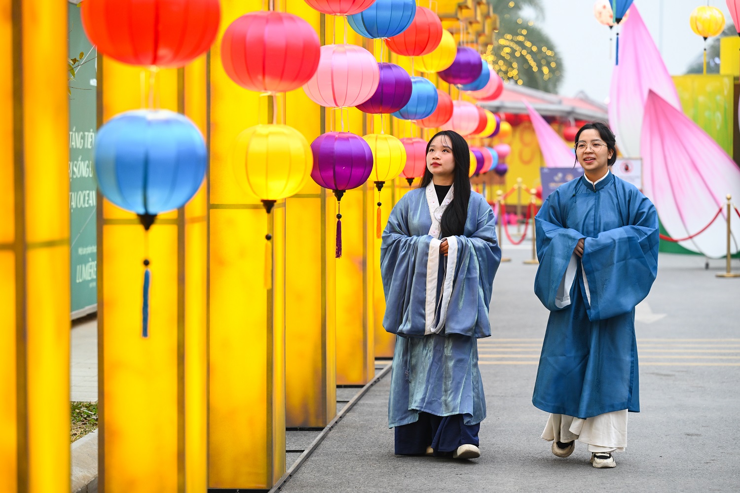 Du khách mê mẩn với Lễ hội đèn lồng hoành tráng chưa từng có ở Việt Nam- Ảnh 9. Du khách mê mẩn với Lễ hội đèn lồng hoành tráng chưa từng có ở Việt Nam- Ảnh 9.