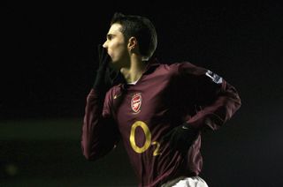 Robin van Persie ăn mừng bàn thắng cho Arsenal vào lưới Blackburn Rovers vào tháng 11 năm 2005.