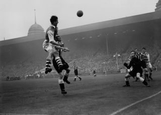 Doug Lishman của Arsenal đánh đầu ghi bàn trong trận chung kết Cúp FA năm 1952 với Newcastle United tại Wembley.