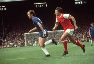 John Dempsey của Chelsea và John Radford của Arsenal đuổi theo trái bóng trong một trận đấu tại Highbury năm 1971.