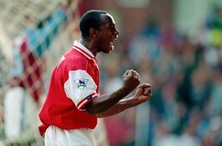 Ian Wright ăn mừng bàn thắng cho Arsenal vào lưới Aston Villa vào tháng 9 năm 1996.