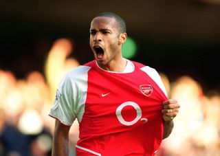 Thierry Henry ăn mừng sau khi ghi bàn cho Arsenal vào lưới Chelsea vào tháng 10 năm 2003.