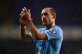 Pablo Zabaleta vỗ tay tán thưởng người hâm mộ Manchester City trong trận đấu với Tottenham vào tháng 1 năm 2014.