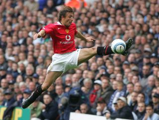 Gabriel Heinze thi đấu cho Manchester United trong trận đấu với Tottenham vào tháng 9 năm 2004.