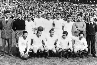 Các cầu thủ Real Madrid xếp hàng trước một trận đấu năm 1954, với Hector Rial thứ hai từ phải sang ở hàng dưới, giữa Alfredo Di Stefano và Paco Gento.