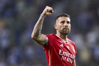 Nicolas Otamendi ăn mừng chiến thắng của Benfica trước Porto ở Supercopa de Portugal vào tháng 8 năm 2023.