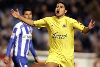 Juan Roman Riquelme ăn mừng sau khi ghi bàn cho Villarreal vào lưới Deportivo La Coruña vào tháng 11 năm 2005.