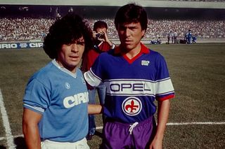 Diego Maradona tạo dáng cùng Daniel Passarella trước trận đấu Serie A giữa Napoli và Fiorentina vào tháng 5 năm 1985.