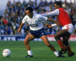 Osvaldo Ardiles che bóng khỏi cú sút của David Rocastle trong trận đấu giữa Tottenham và Arsenal vào tháng 10 năm 1987.