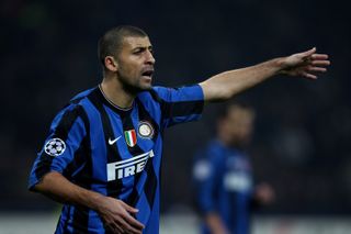 Walter Samuel thi đấu cho Inter trong trận đấu với Chelsea vào tháng 2 năm 2010.