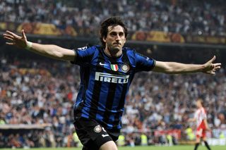 Diego Milito ăn mừng sau khi ghi bàn thắng thứ hai vào lưới Bayern Munich trong trận chung kết Champions League năm 2010.