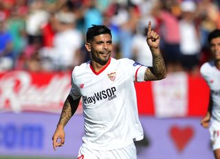 Ever Banega ăn mừng sau khi ghi bàn cho Sevilla vào lưới Malaga vào tháng 9 năm 2017.