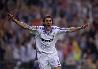 Gonzalo Higuain ăn mừng sau khi ghi bàn cho Real Madrid vào lưới Barcelona vào tháng 5 năm 2008.