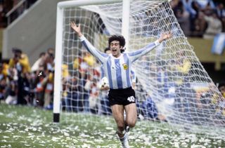 Mario Kempes ăn mừng sau khi ghi bàn cho Argentina vào lưới Hà Lan trong trận chung kết World Cup 1978.