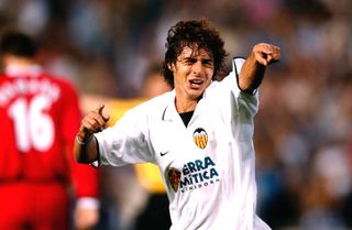 Pablo Aimar ăn mừng bàn thắng cho Valencia vào lưới Liverpool vào tháng 9 năm 2002.