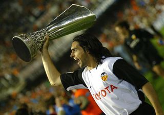 Hậu vệ Roberto Ayala của Valencia ăn mừng với chiếc cúp UEFA Cup năm 2004 sau chiến thắng của đội bóng Tây Ban Nha trước Marseille trong trận chung kết.